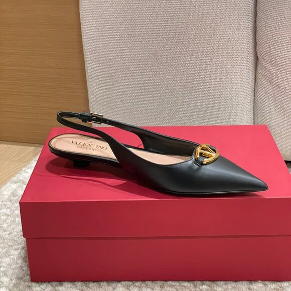 ⛳⛳New valentino v buckle round heel sandals - Picture 3 of 6